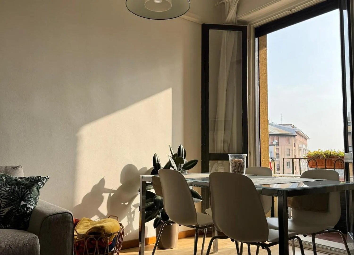 Appartamento Trilocale Con Due Balconi A Isola Porta Nuova Milano Italia