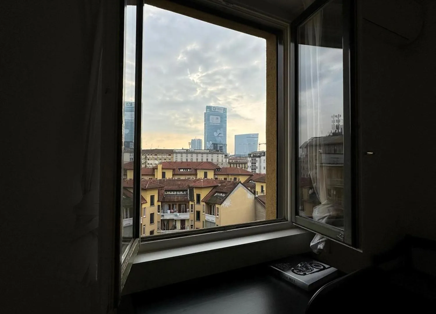 Appartamento Trilocale Con Due Balconi A Isola Porta Nuova Milano Italia